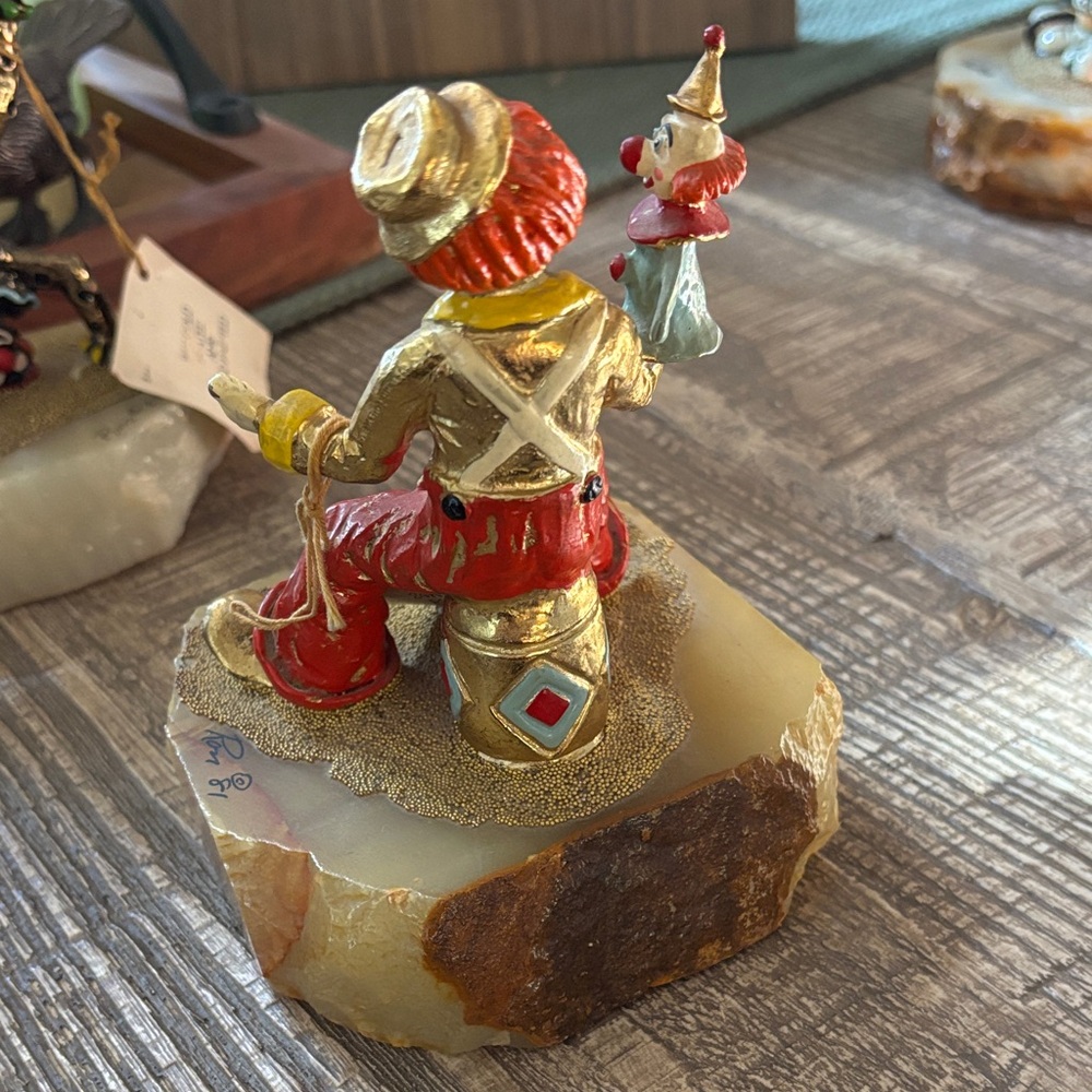 Vintage 1981 Ron Lee Clown Figurine w/ Puppet – Hand Painted Stone Base - Picture 4 of 4